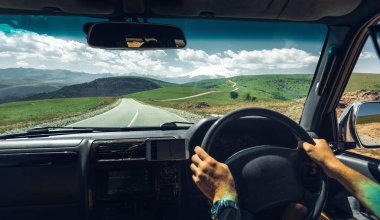 Özgürlük araba seyahat Yolculuk tutkusu tatil kavramı. Adam ellerini Traveler sürücü araba bir yolculuğa