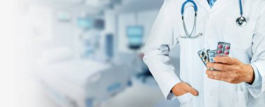 Doktor farklı hapları sürüsü tutan el yapacağız. Yasal ilaç deposu.