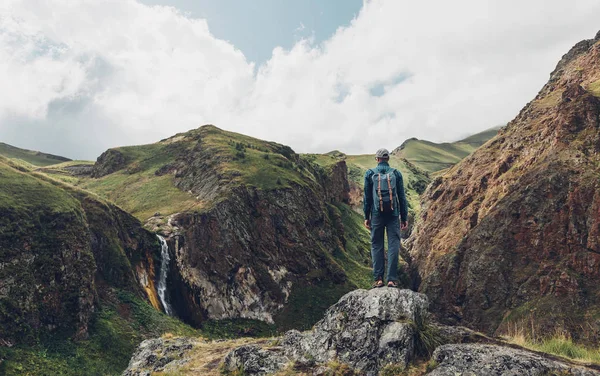 Koncepcja Przygoda Podróży Piesze Wycieczki Człowiek Stojący Szczycie Klifu Górach — Zdjęcie stockowe