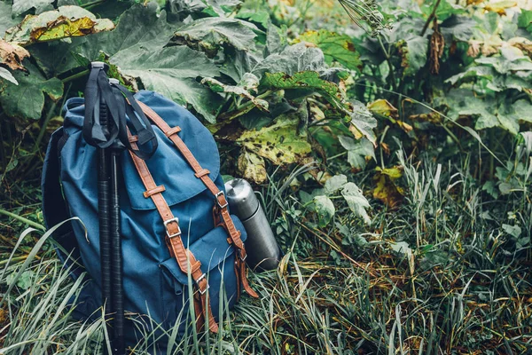 Mochila Hipster Azul Termos Trekking Polos Primer Plano Viajero Turista — Foto de Stock