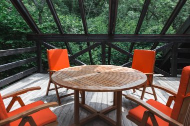 Bir tablo ve portakal sandalye yaz ülke Terası. İç detaylar