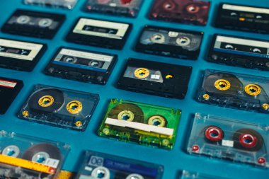 Mavi arka plan üzerinde Vintage ses kasetleri topluluğu. Retro Tech