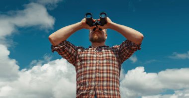 Macera arama kavramı adam Traveler Berd içine bakmak ile 