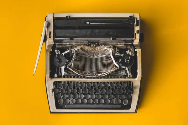 Antiguo Retro máquina de escribir en un fondo amarillo, vista superior. Creativo — Foto de Stock