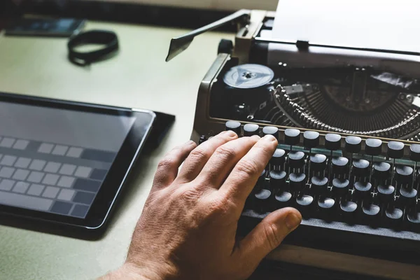 Man Hand On Old Typewriter And Digital Tablet (en inglés). Informe de Periodismo — Foto de Stock