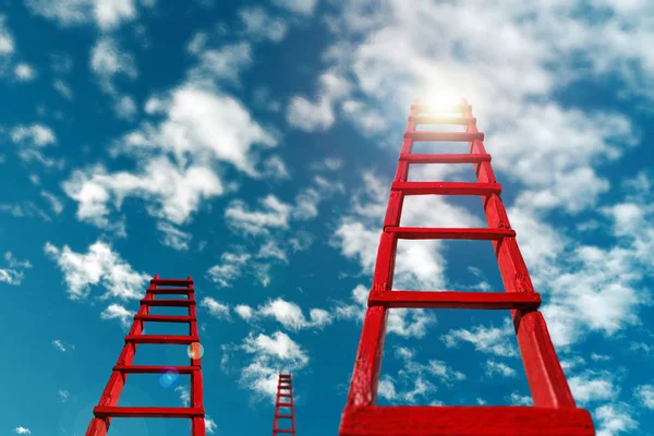 Έννοια ανάπτυξη καριέρα κίνητρα ανάπτυξης επιχειρήσεων. Κόκκινη σκάλα στηρίζεται κατά της μπλε του ουρανού και τα σύννεφα — Φωτογραφία Αρχείου