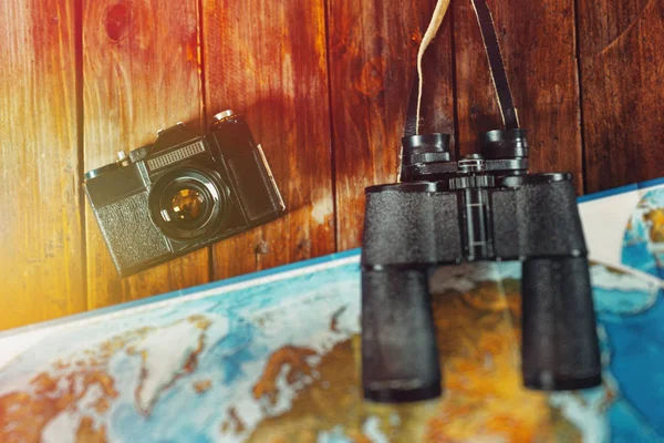 冒険の旅旅行スカウトの旅のコンセプトです ビンテージ フィルム カメラ 木製のテーブル フラット レイアウトの双眼鏡 — ストック写真