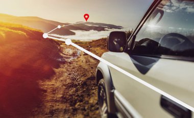 Dağlar ve bulutlar arka plan artar gerçeklik ile Off-Road araç. Yol macera tatil konsepti