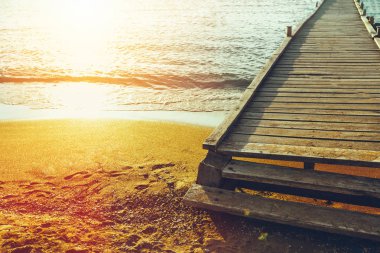 Ahşap iskele arka plan üzerine deniz ve güneş. Seyahat macera kavramı