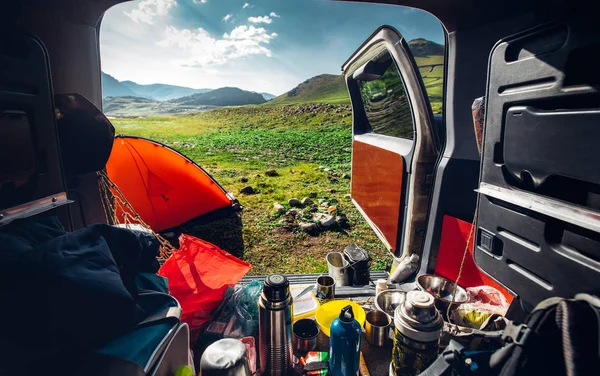 旅行、観光、冒険の概念を自動します。美しい山の風景、車のトランクからの眺め — ストック写真