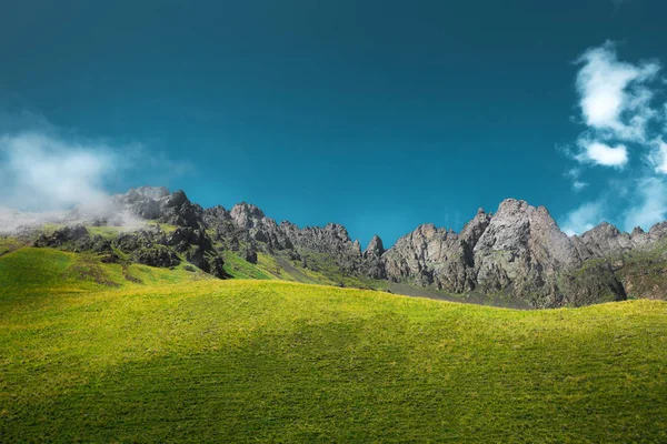 Mountain And Meadow Landscape View. Travel Outdoor Tranquil Concept — Stock Photo, Image