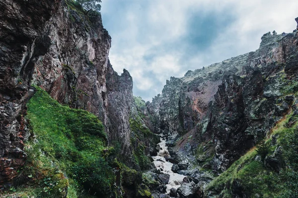 Rough mountain river in the gorge on the background of mountain scenery and clouds. Elbrus, Russia — Stock Photo, Image