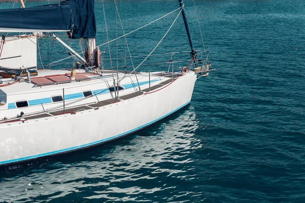 Voile Yacht se déplace le long de la mer ou de l'océan. Voyage vacances Aventure Concept — Photo