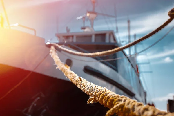 Navio marinho atracado em um berço, foco seletivo de close-up — Fotografia de Stock