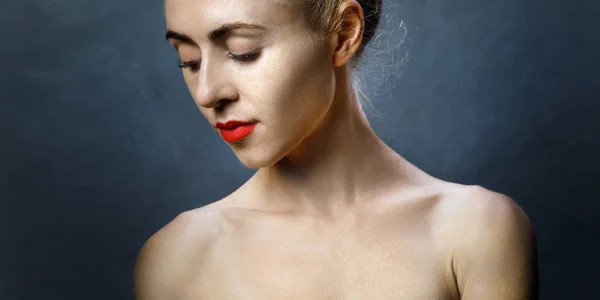 Retrato de la atractiva chica semidesnuda. Concepto de Símbolo de Belleza Femenina, Juventud y Biohacking — Foto de Stock