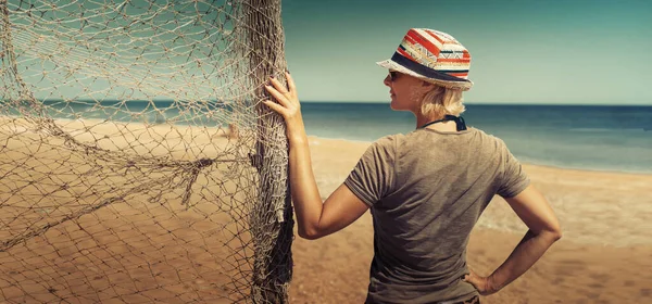 Concepto de libertad y felicidad. Mujer joven en la playa disfrutar de la vista al mar de verano durante los viajes de vacaciones, bandera de la idea para el texto — Foto de Stock