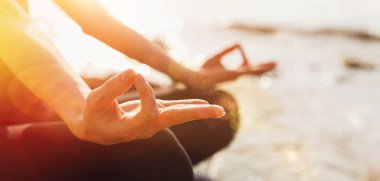 Nilüfer pozisyonunda yoga dersi veren tanınmayan bir kadın Ardha Padmasana egzersizi yapıyor, vücudunun bir kısmını güneşli ışıkla kapatıyor. Biyohack kavramı, meditasyon, nefes alma, akıl sağlığı. Metin alanı olan pankart