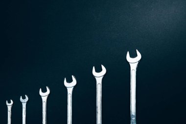 Profesyonel Gelişim Yaratıcı Kavramı. Karanlık bir arkaplanda farklı boyutlarda anahtarlar, Üst Görünüm Düzlüğü