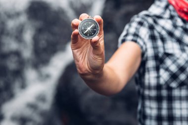 Kadın Explorer pusula ile Yön şelaleler, bakış açısı Shot arama