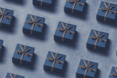 Yaratıcı Yılbaşı Hediye Kutuları, Gri Arkaplanda Düz Düzen, Mavi Tonlu Görüntü. Yeni Yıl Tatil Minimalizmi Konsepti