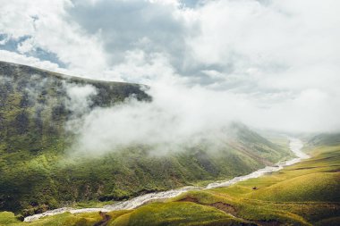Dağ manzarası, pitoresk gorge, bulutlu gökyüzü güzel görünümü