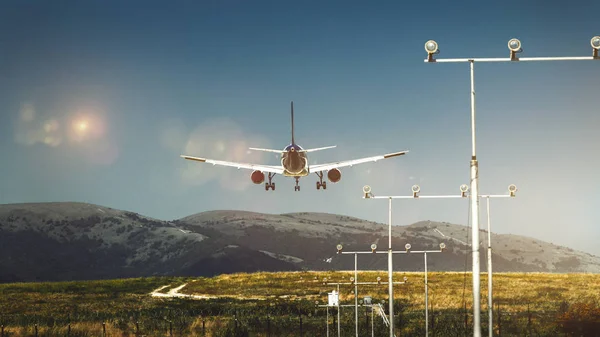 Flugzeug landet auf dem Flughafen vor malerischer Berglandschaft. Reise- und Tourismuskonzept — Stockfoto