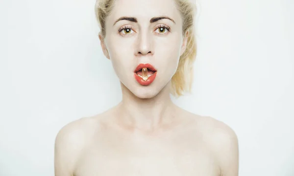 Atractiva mujer joven abrió la boca sosteniendo la píldora en la boca de los dientes blancos, retrato de vista frontal. Concepto de Nutrición Biohacking Saludable — Foto de Stock