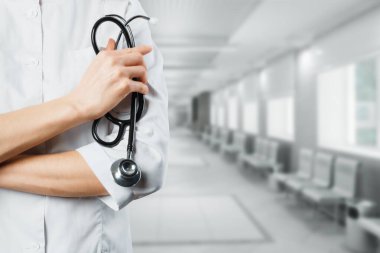 Tıp ve Sağlık Hizmetleri Konsepti. Klinik geçmişine karşı steteskoplu bir doktor.