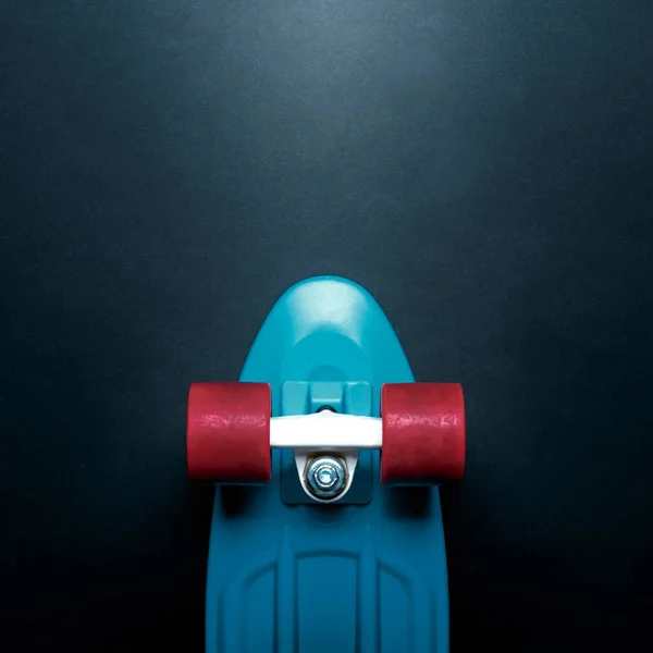 Skate Com Convés Azul Rodas Vermelhas Sobre Fundo Preto Com — Fotografia de Stock