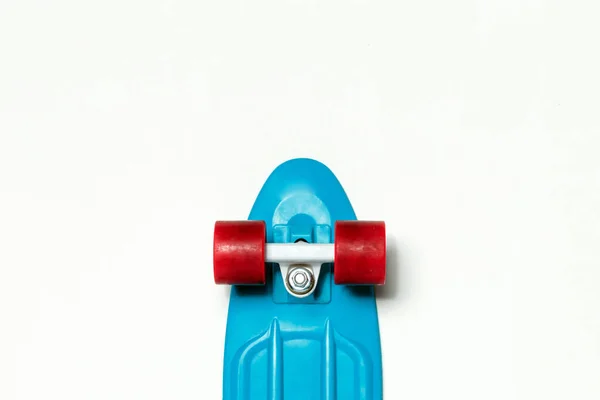 Skateboard Křižník Modrou Palubou Červenými Koly Izolovaném Bílém Pozadí Horní — Stock fotografie