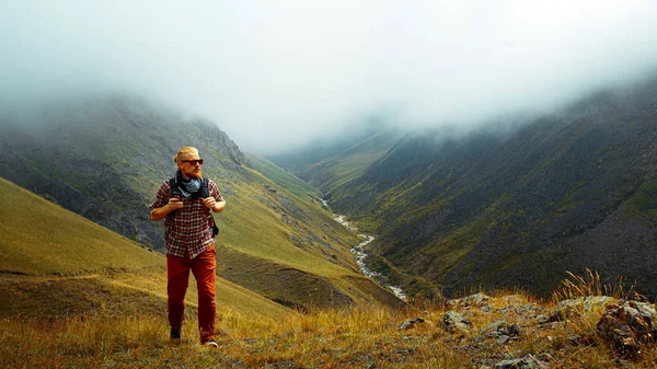 Outdoor Adventure Blogger Travel Concept. Hombre guapo viajero senderismo en las colinas — Foto de Stock