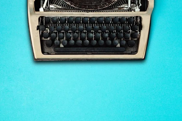 Vintage Typewriter Blue Background Negative Space Top View Middle Location — Stock Photo, Image