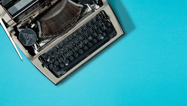 Retro Typemachine Blauwe Achtergrond Met Kopieerruimte Bovenaanzicht Literatuur Bloggen Schrijven — Stockfoto
