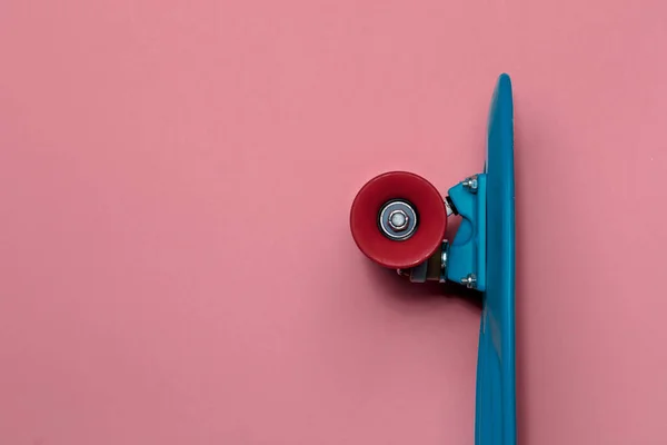 Cruzador Skate Azul Com Rodas Vermelhas Fundo Rosa Com Espaço — Fotografia de Stock