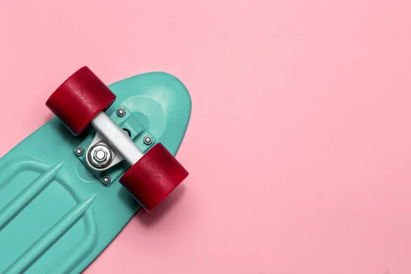 Grüner Skateboard Cruiser Mit Roten Rädern Auf Rosa Hintergrund Mit — Stockfoto