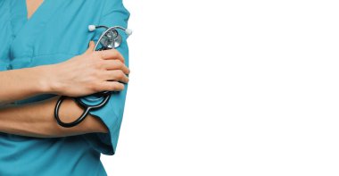 Yeşil ceketli kadın cerrah steteskopu elinde tutuyor. Kopyalama alanı ile izole edilmiş arkaplan. Tıp ve sağlık hizmetleri kavramı