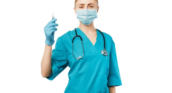 Mujer Cirujano Con Máscara Médica Sosteniendo Bisturí Sobre Fondo Blanco — Foto de Stock
