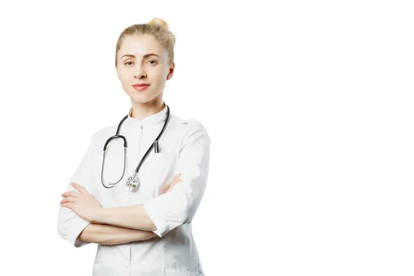 Attraktiv Kvinnlig Läkare Medicinsk Rock Och Stetoskop Med Kopia Utrymme — Stockfoto