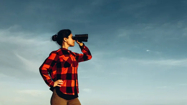 Atractiva Chica Exploradora Mira Través Prismáticos Fondo Del Cielo Azul — Foto de Stock