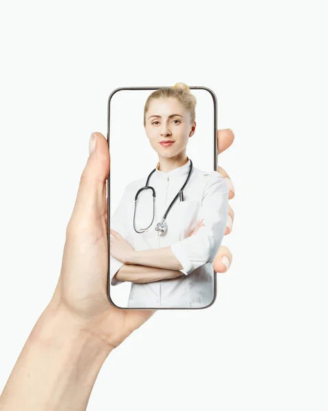 Çevrimiçi tıp ve sağlık hizmeti kavramı. Dost canlısı kadın doktor, evde otururken hastasına video konferansı veriyor.