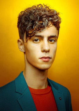 Sarı Arkaplanda Genç Yakışıklı Erkek Portresi