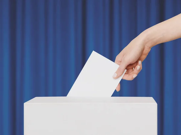 Mulher Eleitor Coloca Cédula Caixa Votação — Fotografia de Stock