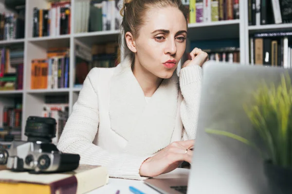 Mujer Atractiva Utiliza Ordenador Portátil Educación Compras Línea Trabajo Remoto — Foto de Stock