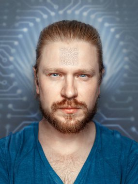 Floresan Chip 'in Alnında QR kodu olan adam, ön manzara portresi.