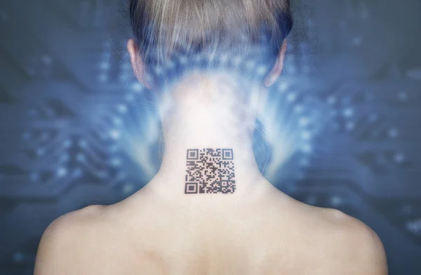Ensesinde QR kodu olan Kadın Parlak Mikrodevrelerin Arkaplanına Karşı, arka plan