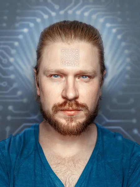 Man Met Code Voorhoofd Achtergrond Van Fluorescerende Chip Vooraanzicht Portret Rechtenvrije Stockfoto's