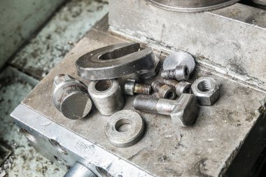 büyük ve küçük metal fındık