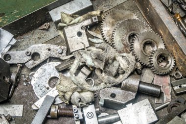 Dişliler ve masanın üzerine metal parçalar