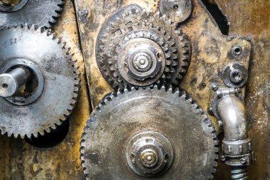 Sarı makinenin eski paslı Dişliler