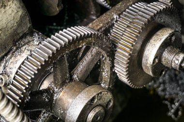 Eski paslı-makinenin bir parçası vites
